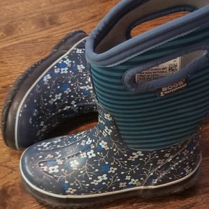 Bogs kids size US 2, Euro 33